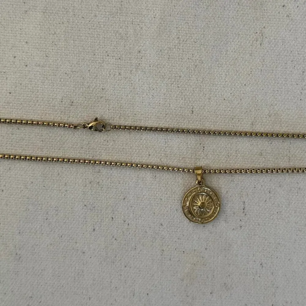 Y2k 2000s circular gold sun